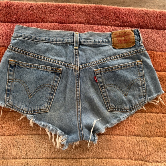 Levi’s Denim Frayed Hem Women's Shorts - Picture 4 of 7